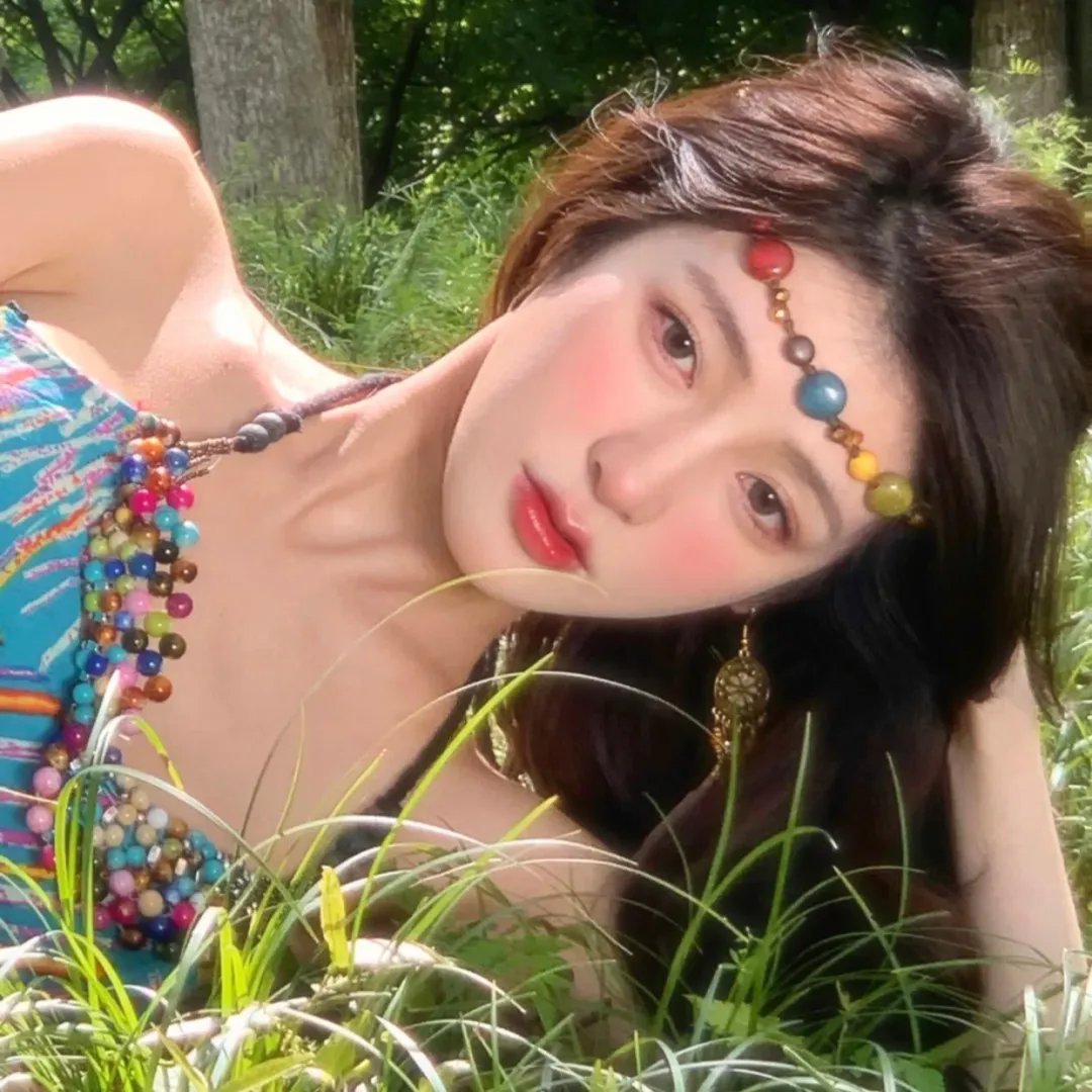 穿风信子蓝的少女